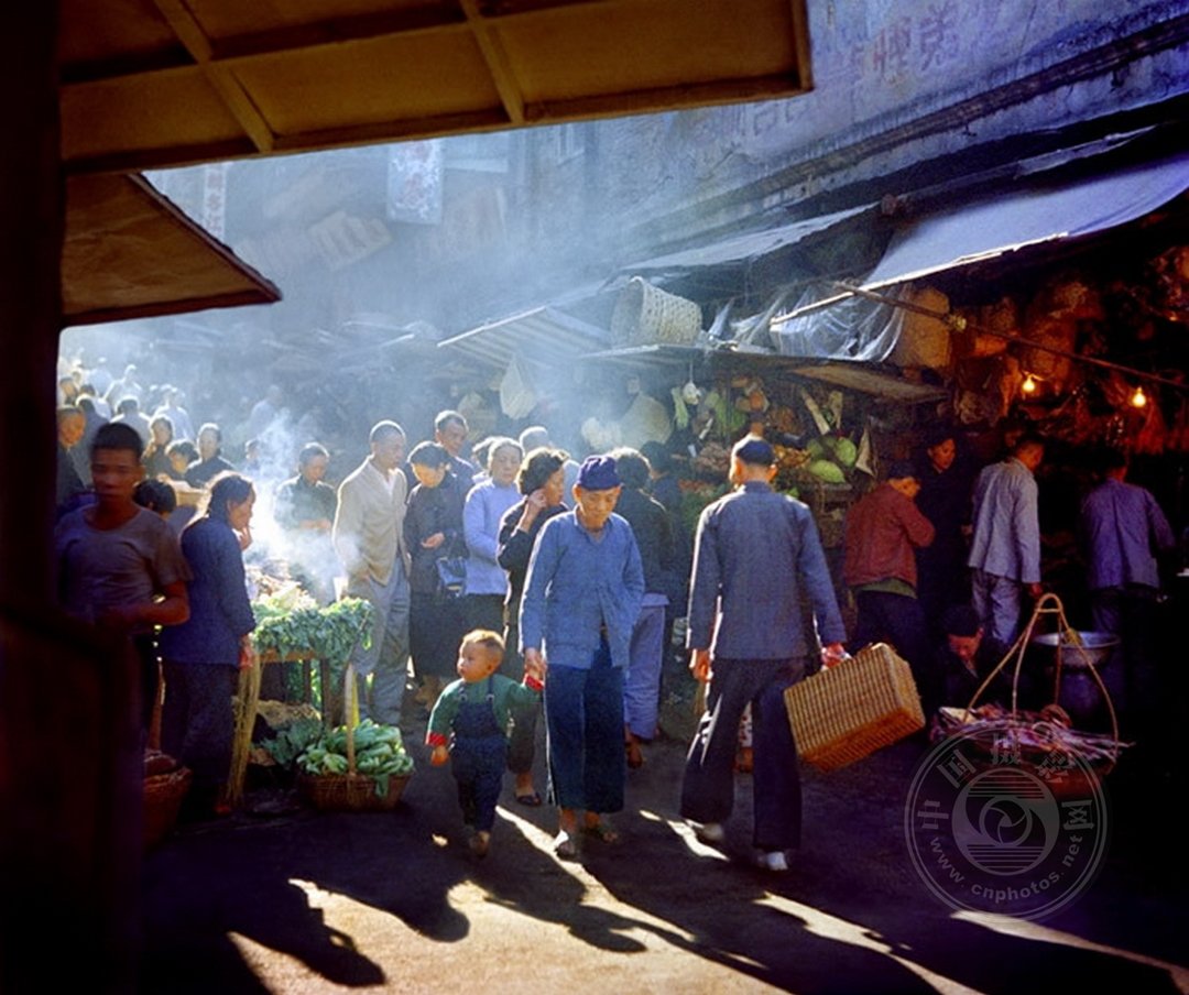 华人摄影大师何藩：1950-60年代的彩色香港